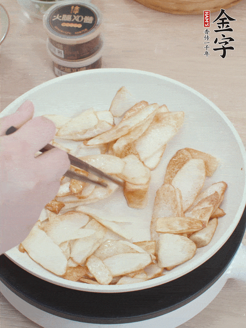 鍋中熱油，山藥煎至兩面金黃。