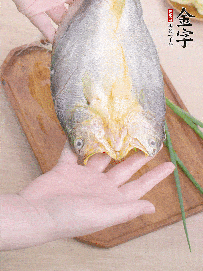 黃魚背部開刀，洗凈切花刀。適量鹽涂抹魚身兩面。