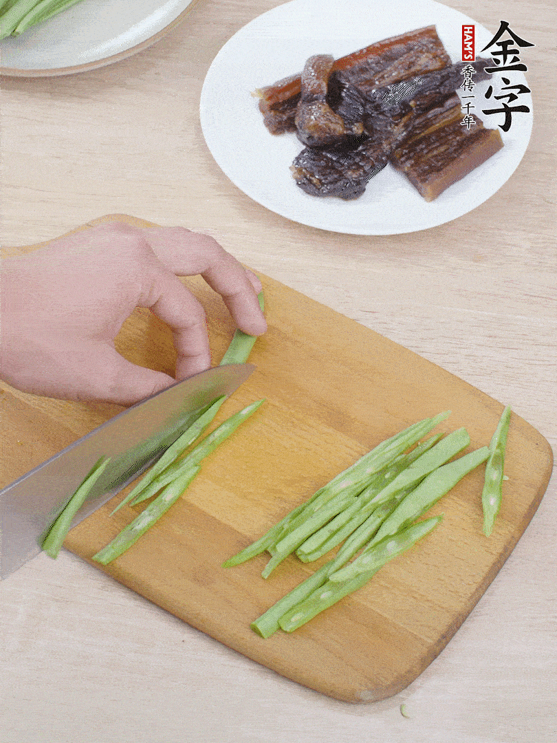 四季豆切絲。