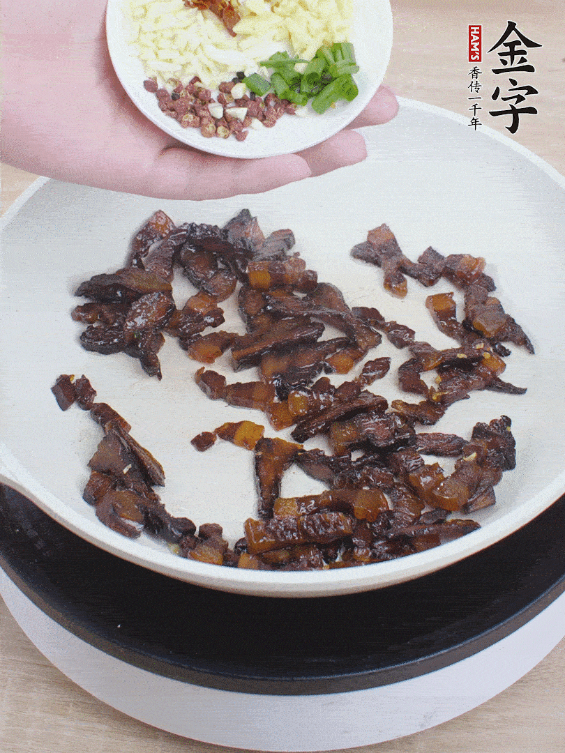 下蔥姜蒜、干辣椒、花椒粒炒香。