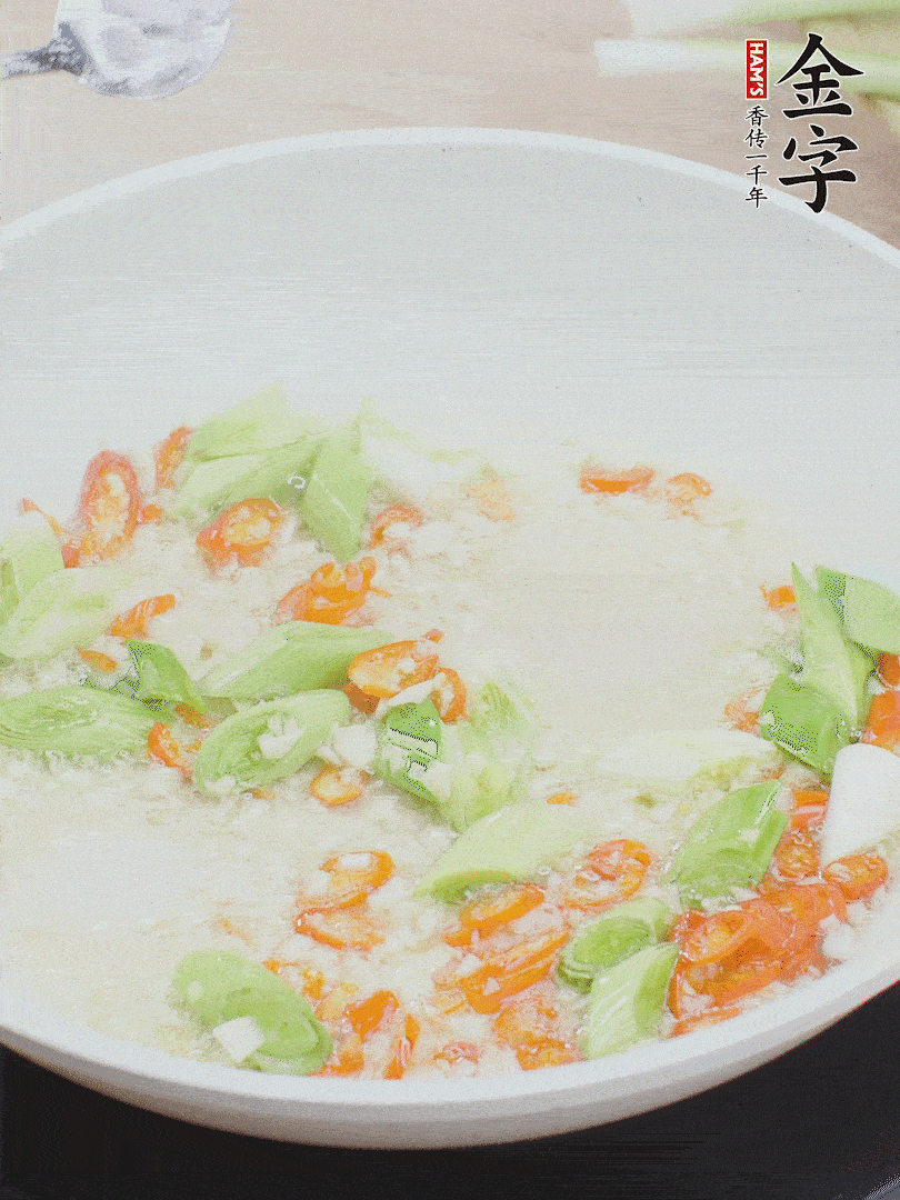 油5成熱時(shí)，下蒜末、辣椒、蒜白煸炒。