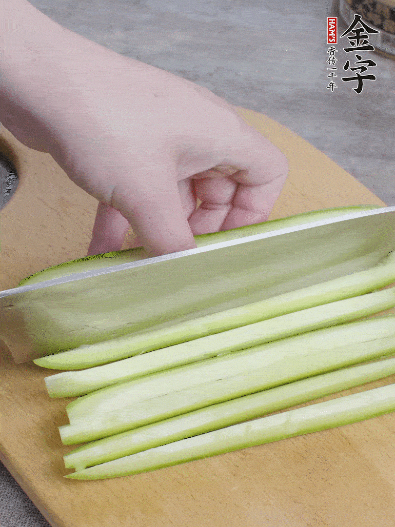 西葫蘆對半切，去瓤切條。