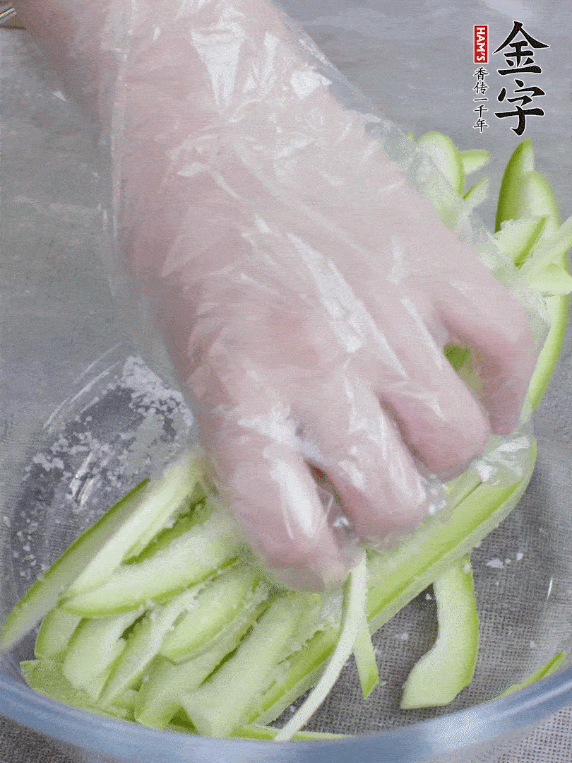 加鹽腌制15分鐘，清洗后擠干水份。