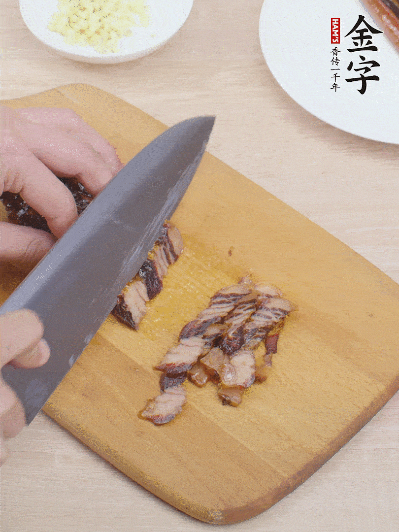 金字醬油肉切薄片。
