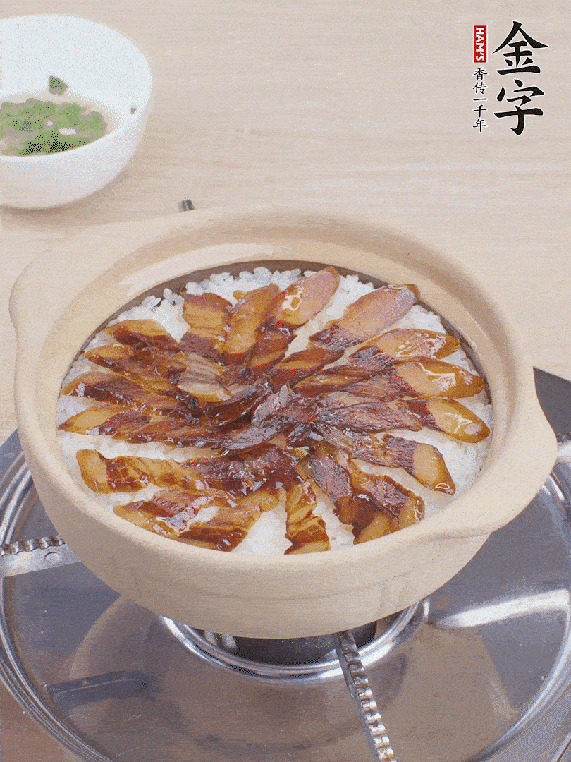 快收水時(shí)，鋪醬油肉，鍋邊淋點(diǎn)油，轉(zhuǎn)動(dòng)砂鍋，燜煮2分鐘。