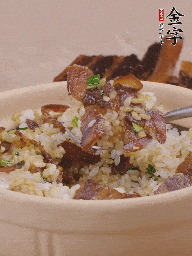 揭蓋后撒點(diǎn)蔥花裝飾，趁熱拌勻。