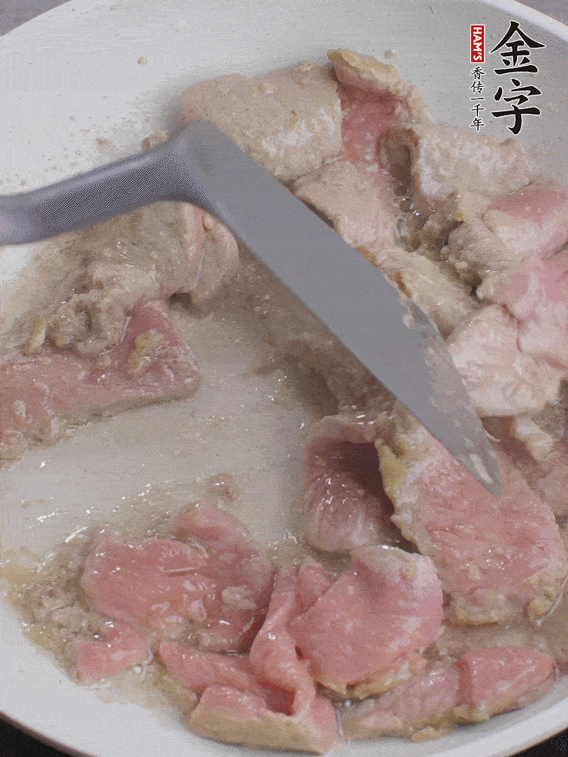 鍋中少油，下牛肉炒至變色。（盛出來）