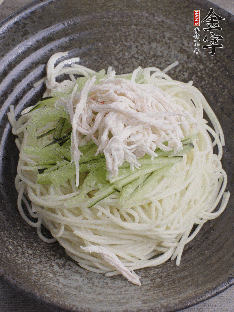 堿水面（熟）倒入大碗中，鋪上黃瓜絲、雞絲。