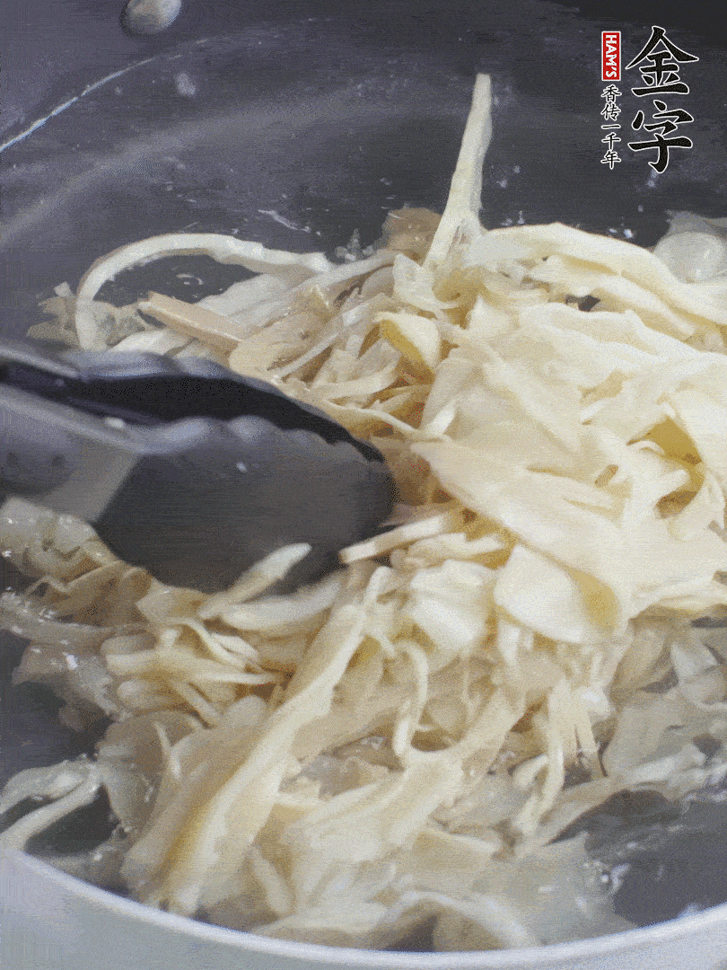 糯米筍焯水1分鐘，過涼水，擠干水份。