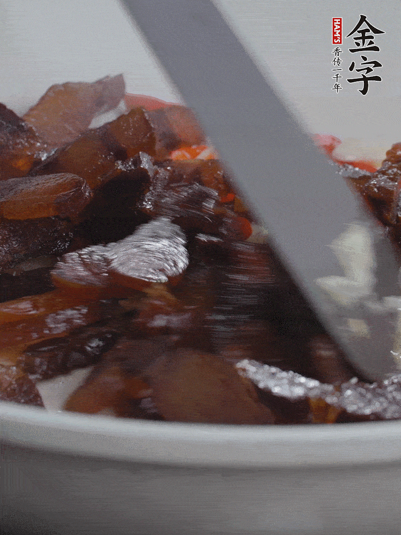 下醬油肉，煸出油脂。