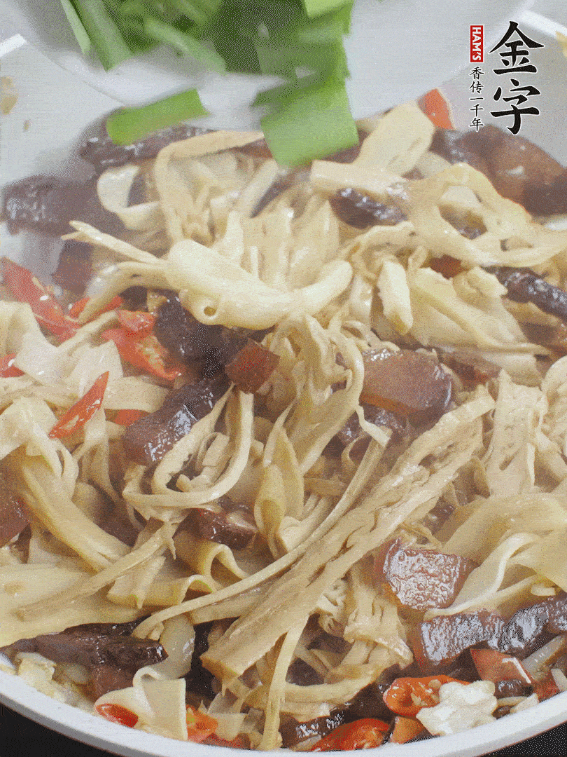 翻炒均勻，下蒜葉。