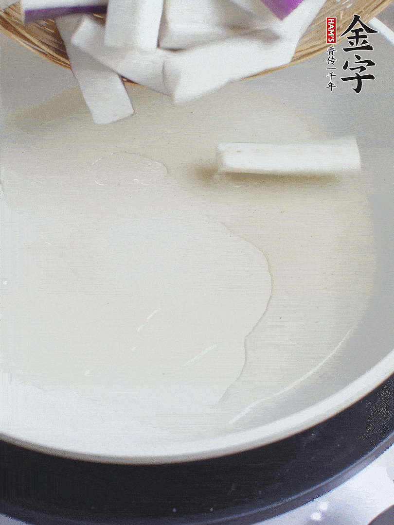 杭茄洗凈去蒂，縱向剖成4份，切成長(zhǎng)10cm左右的段。白洋蔥切絲。口蘑洗凈去掉柄。紅椒切菱形片。
