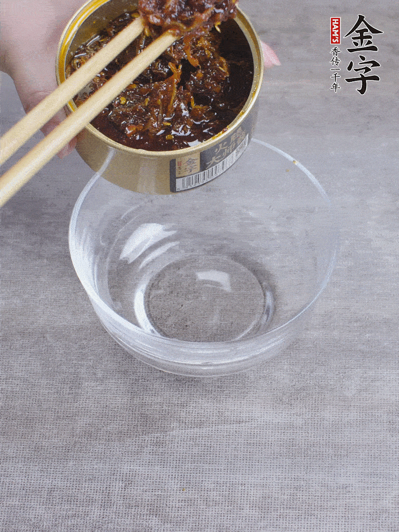 金字火腿大師醬2勺、醬油1勺、白砂糖1/2勺調(diào)勻。