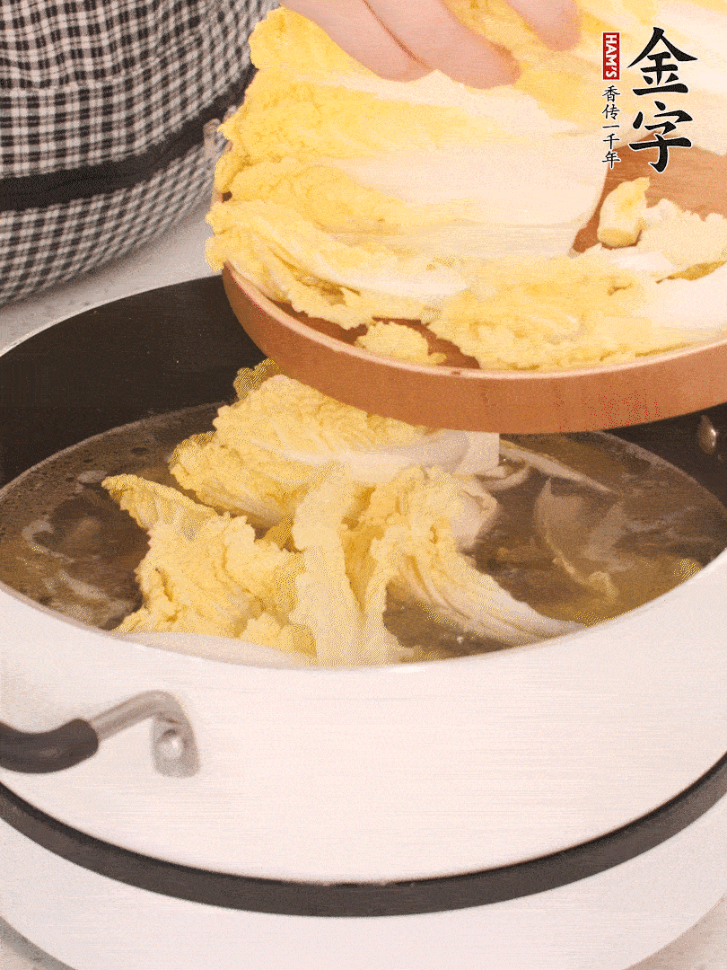 放入娃娃菜、金針菇再燉煮5分鐘。