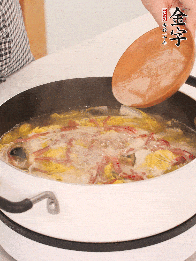 加適量的白胡椒調(diào)味。