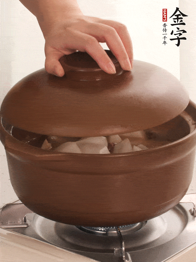 倒沒過食材的熱水，大火燒開。蓋上蓋子轉(zhuǎn)中小火，燉15-20分鐘。等蘿卜煮到喜歡的軟爛度就可以關(guān)火。