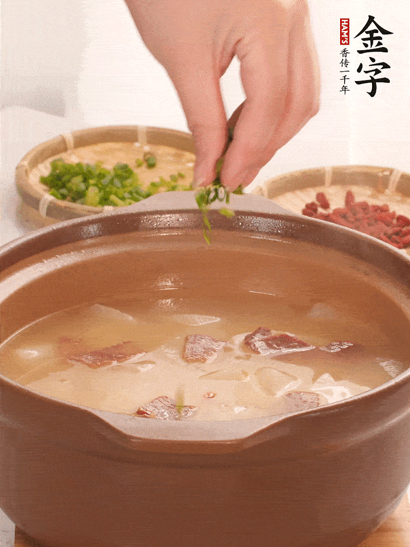 最后點(diǎn)綴點(diǎn)小蔥花、枸杞，增色提味。