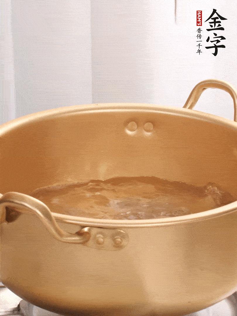 排骨加姜片、料酒，冷水下鍋焯水，撇去浮沫。
