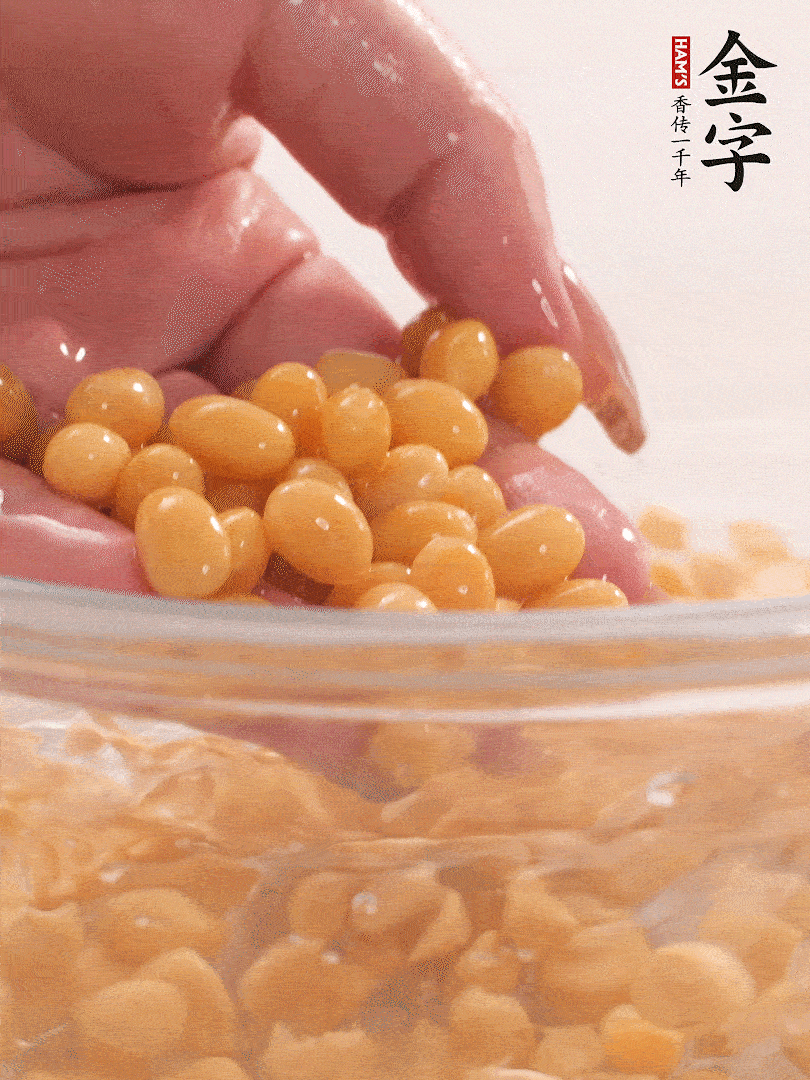 黃豆浸泡2小時，充分泡發(fā)，挑出干癟的不要。