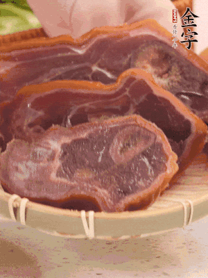 金字火腿蹄片溫水泡10分鐘。