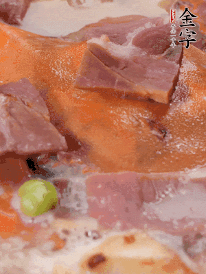 放適量料酒、清水煮到沸騰，再下蟹塊燜煮8分鐘。