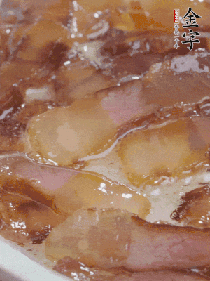 油5成熱，醬油肉煸香。