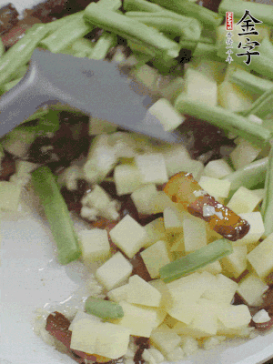 下蒜末、豆角、土豆塊翻炒。