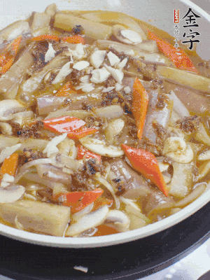 撒蒜末、香菜末。