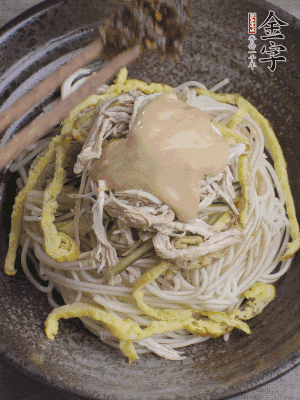 生抽1勺、醋1勺、芝麻醬1勺、金字火腿大師醬1勺。