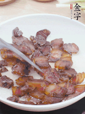 熱鍋少油，醬油肉煸出油脂，盛出。