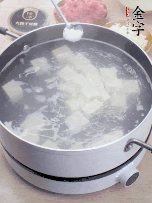 豆腐切成大小均勻正方體，鍋內(nèi)放水，加一點(diǎn)鹽焯水10秒。
