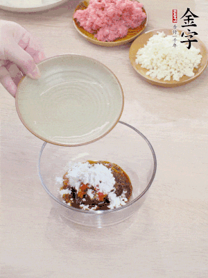 調(diào)料汁：金字火腿干貝醬2勺、剁椒1/2勺、生抽1/2勺、淀粉2勺、清水半碗。