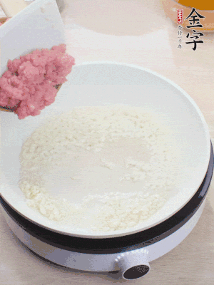 鍋內(nèi)熱油，蒜泥、牛肉泥炒至酥香。