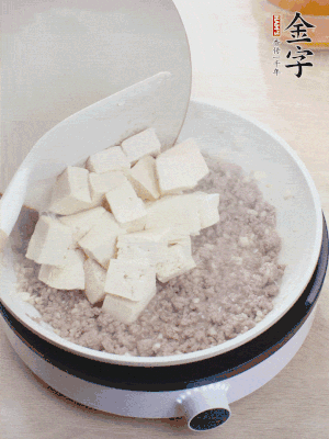 放豆腐翻拌均勻，倒料汁燜煮。