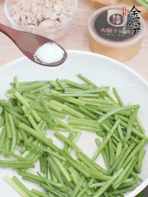 起鍋熱油，下韭菜苔炒至變色。加少許鹽。