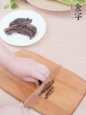 金字醬油肉下鍋煮10分鐘，切薄片。