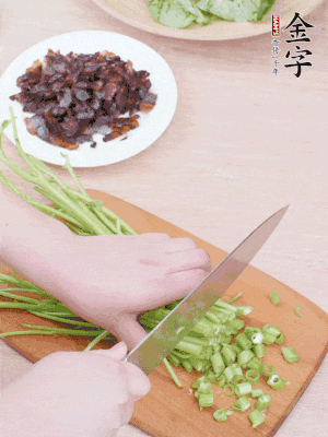 空心菜摘掉葉子，菜梗切成丁。