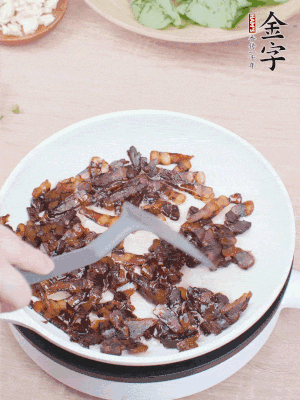 起鍋熱油，煸香醬油肉，撥拉到一邊。