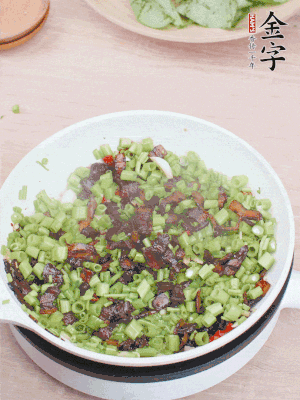 1勺生抽、1勺蠔油、1點(diǎn)點(diǎn)白糖調(diào)味。