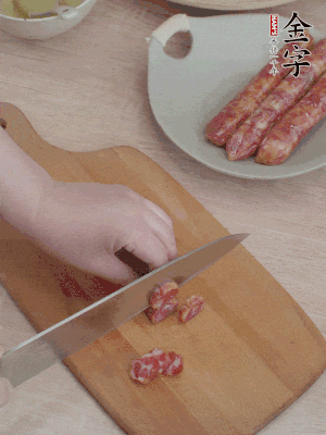 香腸切片。（圓片一點，不用很斜）