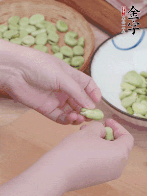 蠶豆剝殼，去掉豆衣，切碎。
