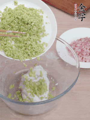 糯米粉邊揉邊加水，成團后揉進蠶豆、咸肉。