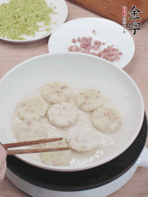 鍋中涼油，慢煎至兩面有脆殼。（油可以多一點）