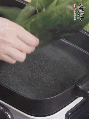 粽葉入沸水煮1分鐘，翻面再煮1分鐘，清洗干凈加水浸泡。