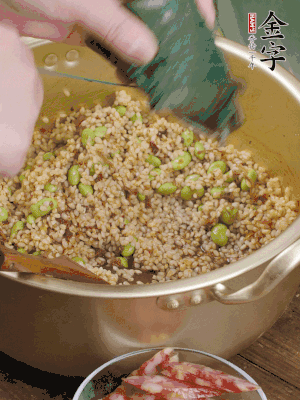 再附一張粽子，一齊向后折疊，線繩捆綁。