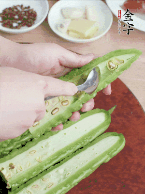 苦瓜去籽切薄片，一點(diǎn)鹽拌勻，10分鐘后沖洗控干。香蔥切蔥花、姜切末、蒜拍碎、干辣椒切圈。