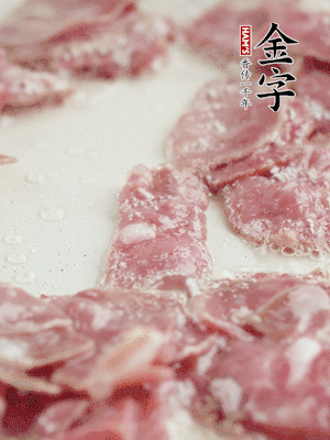 炒鍋熱油，下培根火腿煸炒。