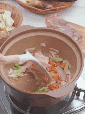 砂鍋中倒入油，放入姜片、蔥段、咸肉、海米炒出香味。