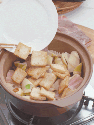 依次下春筍、豆腐，開(kāi)水沒(méi)過(guò)食材。