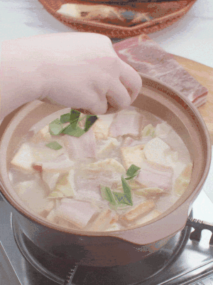 一小撮鹽、糖、雞精調(diào)味，最后撒點(diǎn)蒜葉點(diǎn)綴。